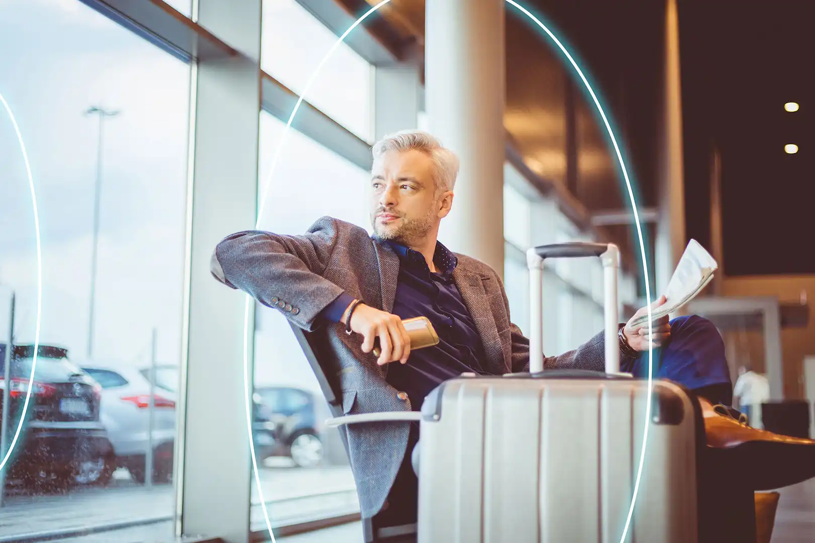 Ondernemer kijkt uit het raam van het vliegveld en denkt na over de verkoop van zijn bedrijf | About IMAP