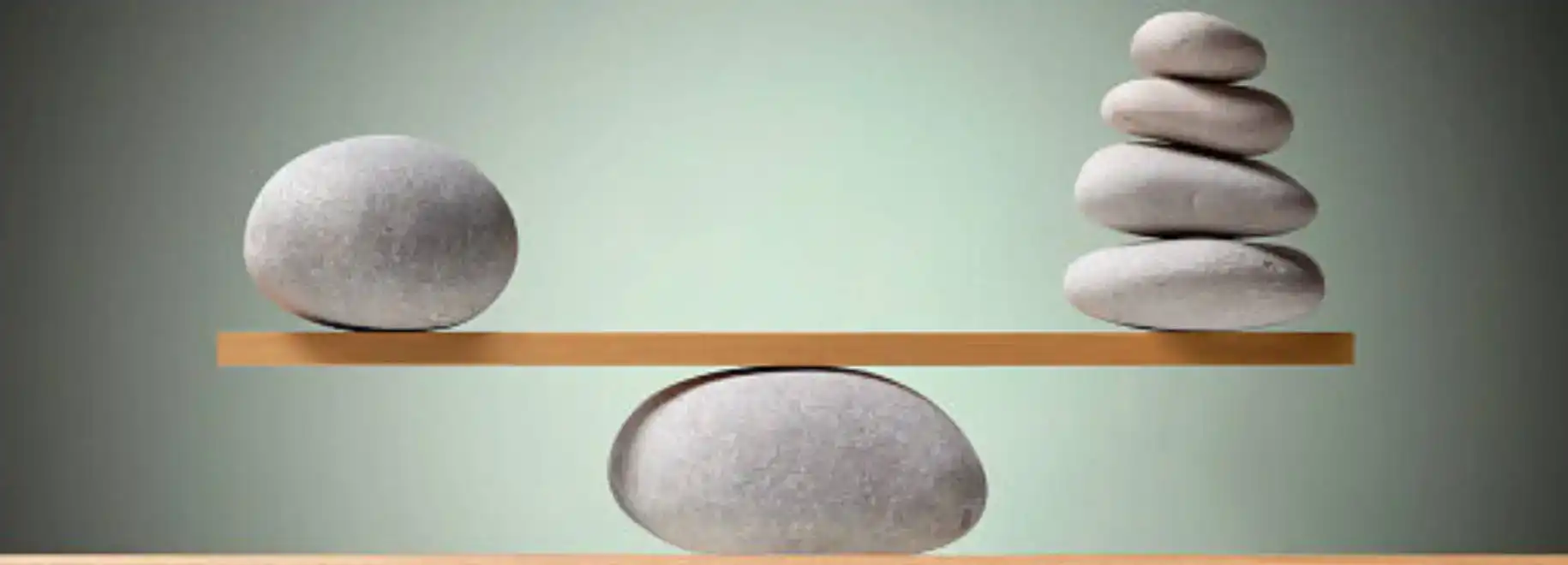 Een weegschaal uitgebeeld met een grote steen aan de linkerkant en een 4 stenen aan die tezamen even zwaar zijn aan de rechterkant | Schuld in je onderneming, spannend hè? | Map Your Moment